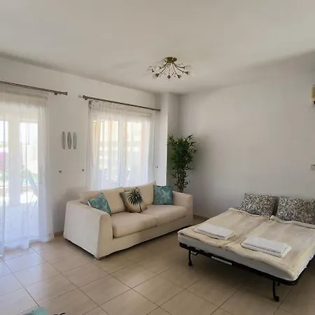 Daire Sophia Bay Home- Next To Coral Bay